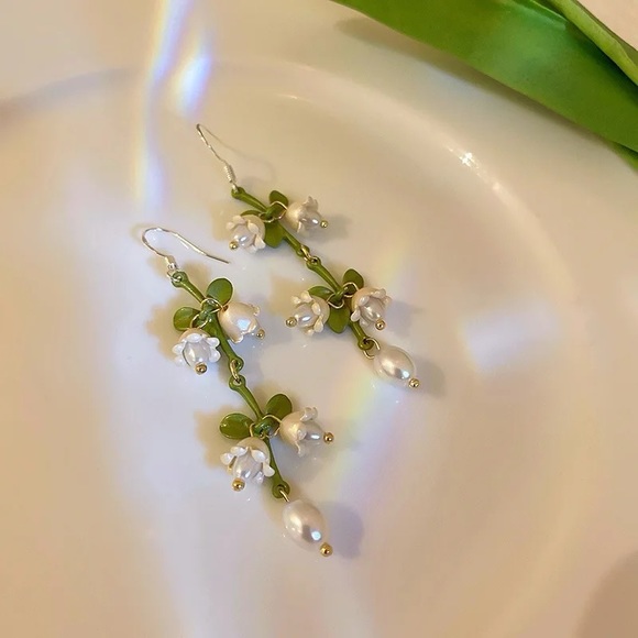Flower Earrings Green Drop Lilly Pair - Picture 6 of 6
